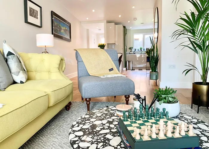 Modern Bedroom With Private Bathroom And Shared Kitchen & Lounge In Our Home