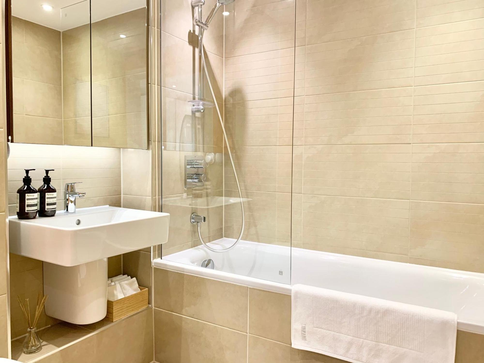 Alloggio in famiglia Modern Bedroom With Private Bathroom And Shared Kitchen & Lounge In Our Londra