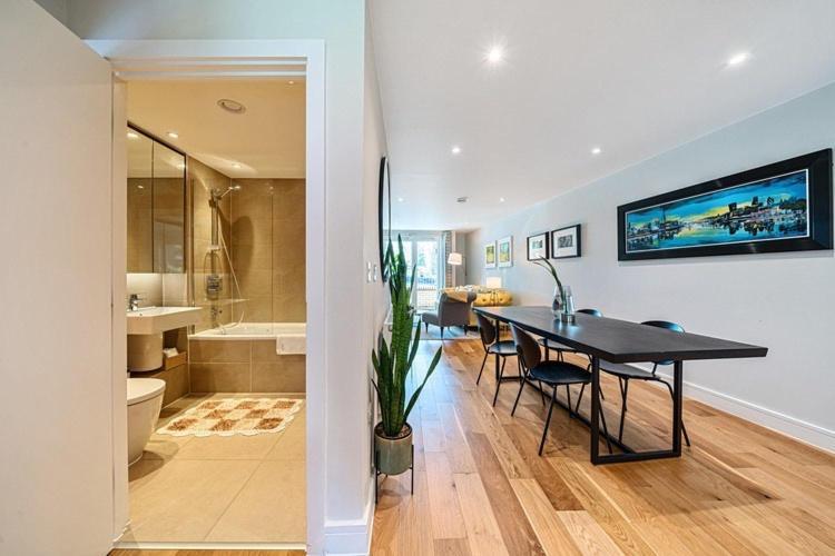 Modern Bedroom With Private Bathroom And Shared Kitchen & Lounge In Our Alloggio in famiglia *