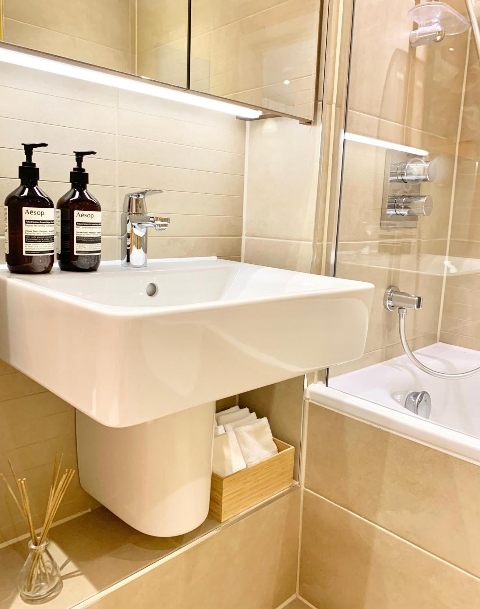 Modern Bedroom With Private Bathroom And Shared Kitchen & Lounge In Our * Londra