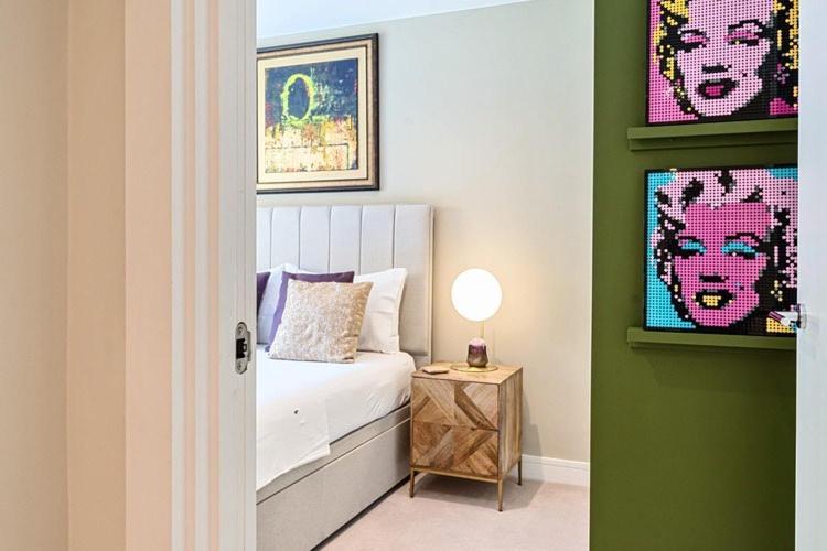 Modern Bedroom With Private Bathroom And Shared Kitchen & Lounge In Our Alloggio in famiglia