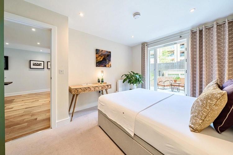 Modern Bedroom With Private Bathroom And Shared Kitchen & Lounge In Our Alloggio in famiglia *