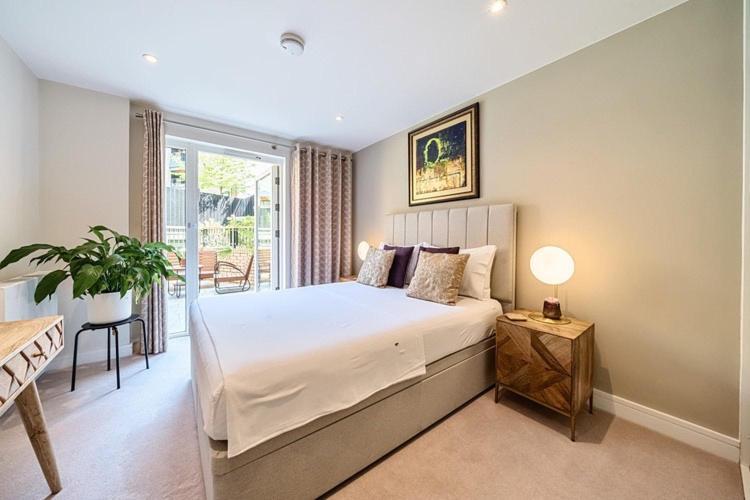 Modern Bedroom With Private Bathroom And Shared Kitchen & Lounge In Our Alloggio in famiglia Londra