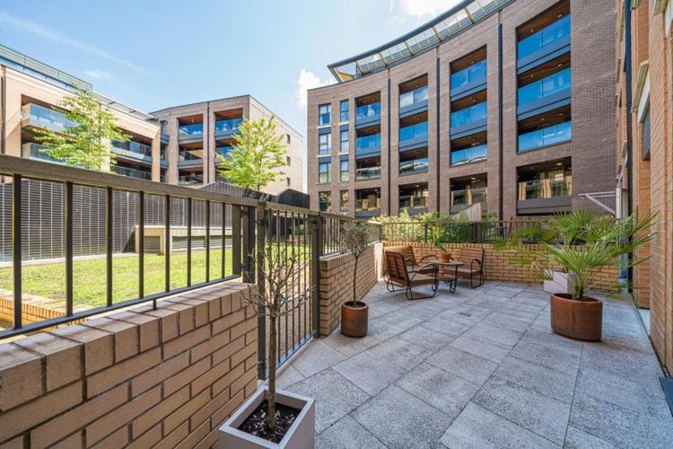 Modern Bedroom With Private Bathroom And Shared Kitchen & Lounge In Our * Londra