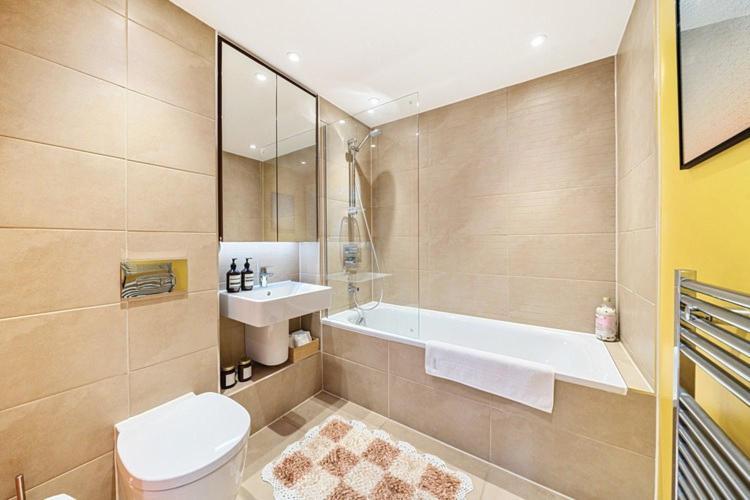 Alloggio in famiglia Modern Bedroom With Private Bathroom And Shared Kitchen & Lounge In Our