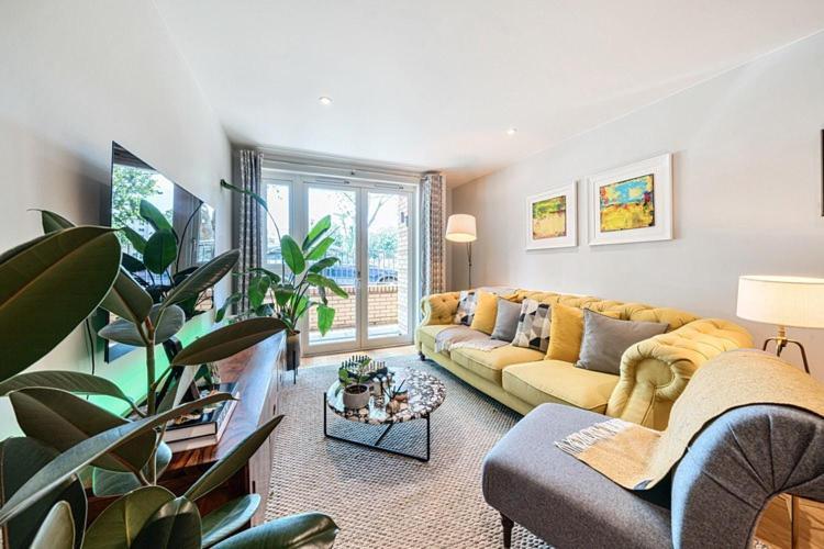 Alloggio in famiglia Modern Bedroom With Private Bathroom And Shared Kitchen & Lounge In Our Londra